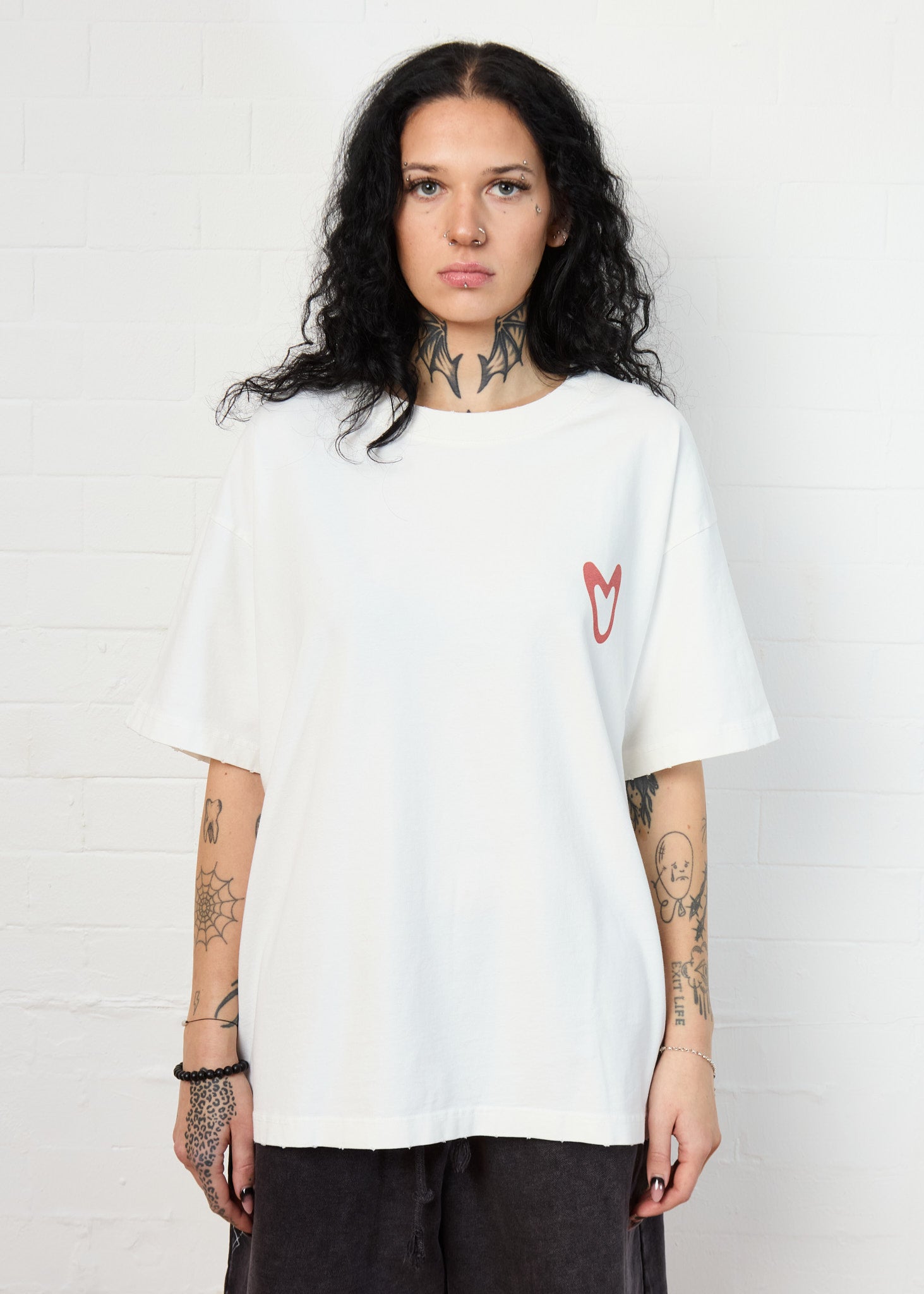 CLASSIC LOVES HEART T (WHITE)