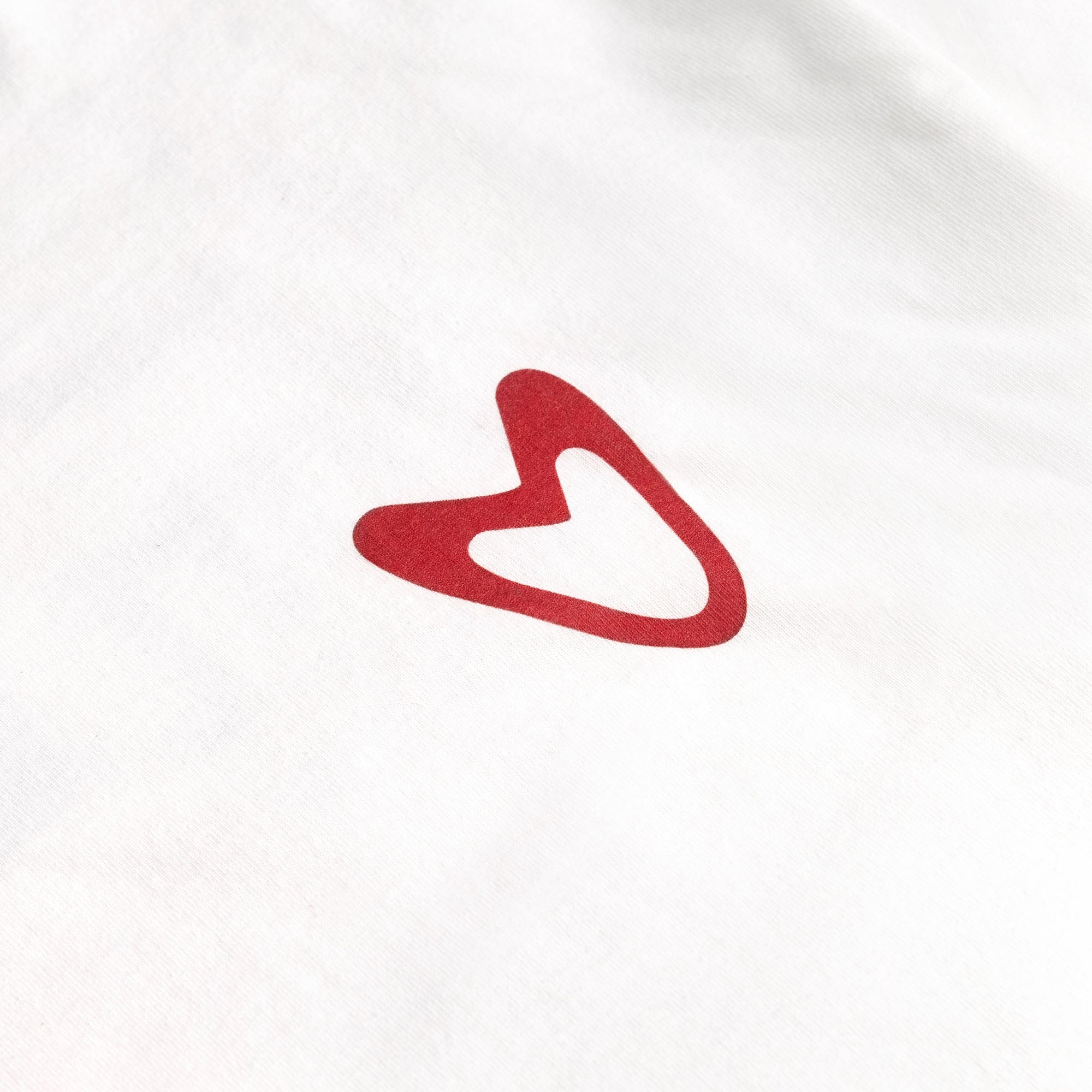 CLASSIC LOVES HEART T (WHITE)
