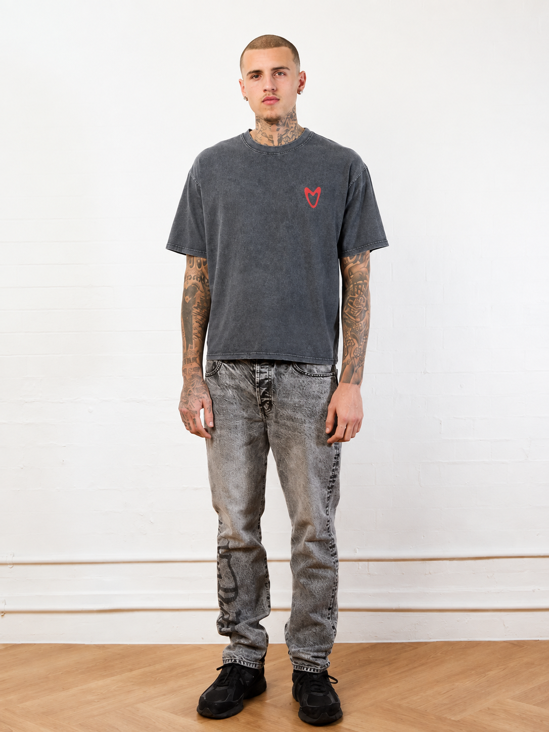 Von Dutch Loves BLACK VINTAGE WASH HEART TEE