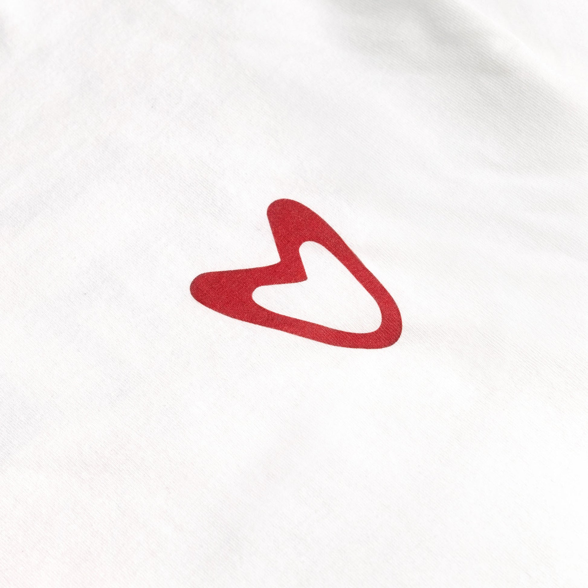 CLASSIC LOVES HEART T (WHITE)